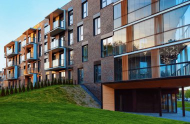 Modern konut apartman dış garaj ile. Ev ve park kavramı.