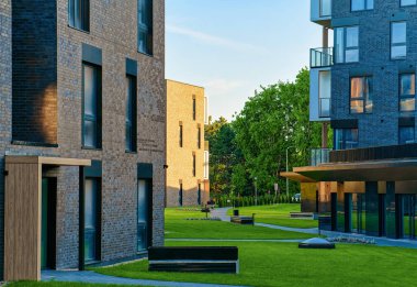 Modern konut konut kompleksi bloğu mimari, açık hava tesisleri konsepti ile. 