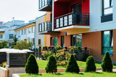 Açık hava tesisleri konsepti ile modern konut daire ev düz Yapı kompleksi taşı. 