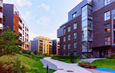 Modern konut daire ev bina açık hava tesisleri kavramı ile karmaşık. Banklar ile