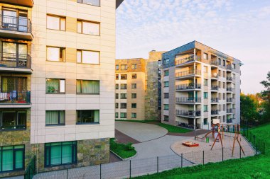 Modern konut ev ve ev Apartman, dış kavramı. Çocuk Bahçesi açık hava tesisleri