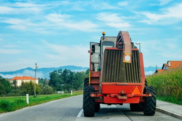 Traktor Pertanian Jalan Raya Slovenia — Stok Foto