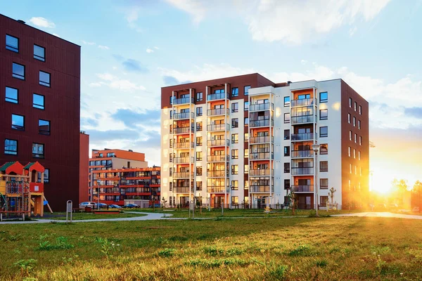 Wohnhaus Und Wohnhaus Komplexes Konzept Straße Mit Kinderspielplatz Mit Sonnenlicht — Stockfoto