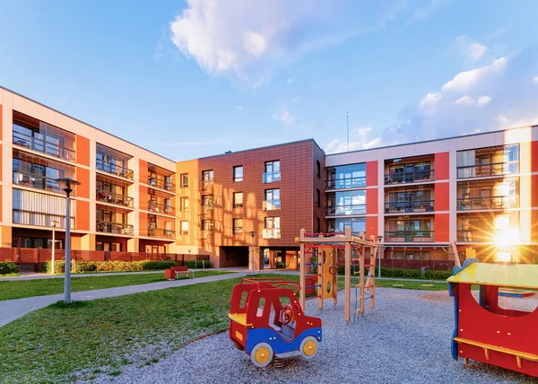 Casa Apartamentos Edificios Viviendas Concepto Complejo Calle Con Parque Infantil — Foto de Stock