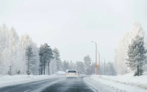 Een Auto Een Weg Besneeuwde Winter Lapland Rovaniemi Finland — Stockfoto