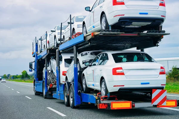 Auto Běhounu Asfaltovou Silnici Polska Transportní Vozík — Stock fotografie