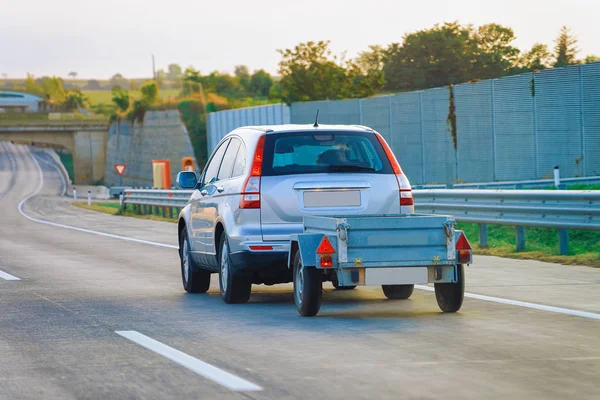 Bilen Transporterar Trailer Asfaltvägen Slovenien — Stockfoto