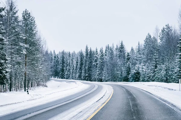 Auto Een Weg Besneeuwde Winter Lapland Rovaniemi Finland — Stockfoto