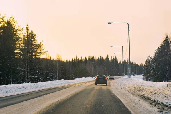 Auto Een Weg Besneeuwde Winter Lapland Rovaniemi Finland Bij Zonsondergang — Stockfoto