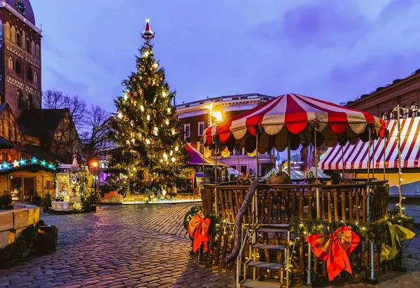 Karuzela Jarmark Bożonarodzeniowy Placu Dome Boże Narodzenie Drzewo Straganów Rydze — Zdjęcie stockowe