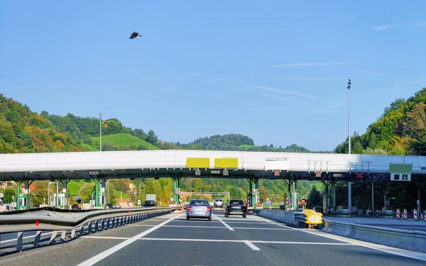 Bilar Vägtullen Med Tomma Tecken Vägen Slovenien — Stockfoto