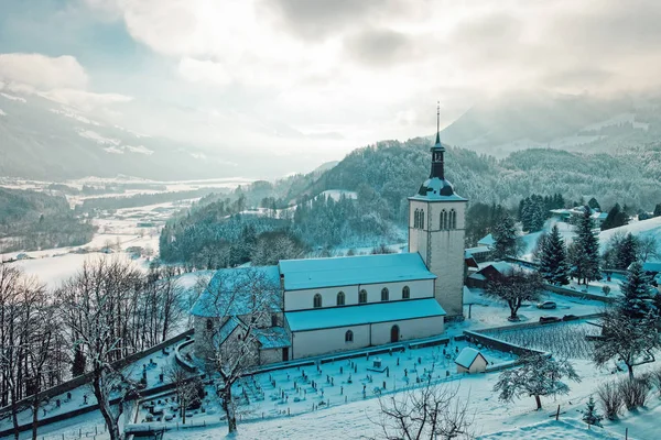 教会とグリュイ町村 冬のスイス アルプス山脈 — ストック写真