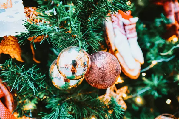 圣诞球和玩具装饰在拉脱维亚里加的圣诞树冬季 — 图库照片