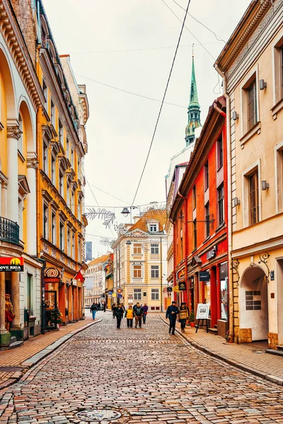 Riga Letônia Dezembro 2015 Cityscape Com Pessoas Igreja São Pedro — Fotografia de Stock