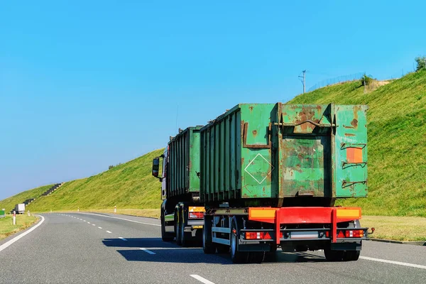 Truk Hijau Jalan Raya Slovenia Transportasi Lorry Memberikan Beberapa Kargo — Stok Foto