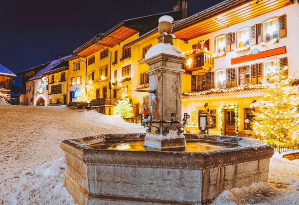 クリスマス グリュイ町夜冬のスイス村 — ストック写真