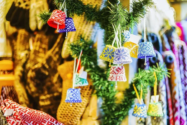 Télen Standokon Karácsonyi Vásár Rigában Lettországban Kötött Bell Dekorációk — Stock Fotó
