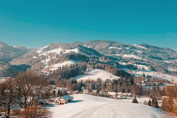 Krajobraz Alpy Góry Gruyères Miasta Wieś Szwajcarii Zimie — Zdjęcie stockowe