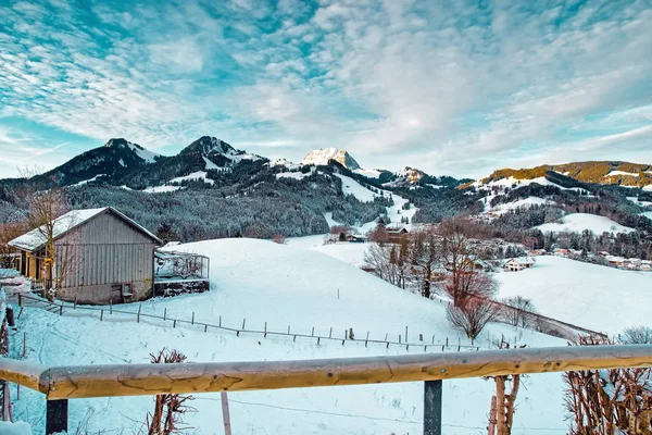 Paisaje Con Montañas Los Alpes Gruyeres Pueblo Suiza Invierno — Foto de Stock