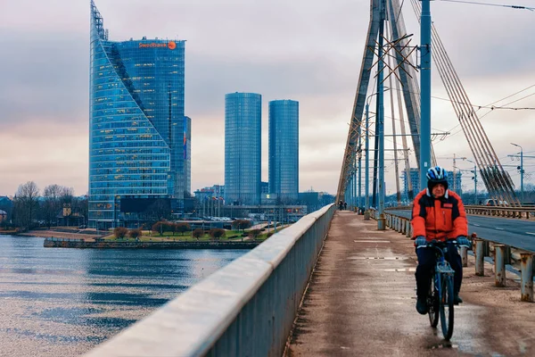 Riga Lettország 2017 December Modern Üzleti Skyscrappers Ember Lovaglás Kerékpár — Stock Fotó