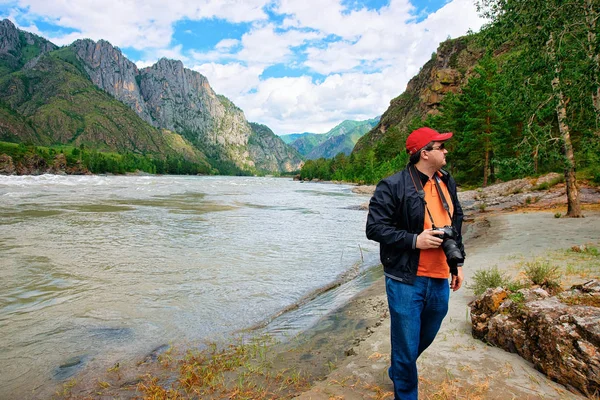 Adam Kameraya Katun Nehir Rusya Nın Sibirya Altay Dağları Ile — Stok fotoğraf