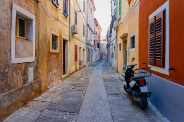 Izola, Slovenya tarihi şehir merkezinin eski street motosiklet