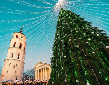 Vilnius, Litvanya - 03 Aralık 2016: İnsanlar içinde gece Noel çarşı vasıl Vilnius Litvanya.