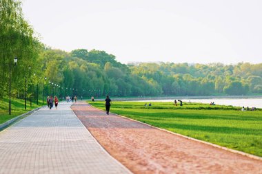 Moskova, Rusya - 8 Mayıs 2010: İnsanlara rahatlatıcı Kolomenskoye Park Moskova Rusya'da Moskova Nehri