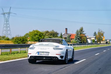 Maribor, Slovenya - 19 Eylül 2018: Beyaz Porsche 911 Turbo S lüks Slovenya yolda Cabriolet araba.