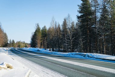Yol ve karlı kış Lapland, Rovaniemi, Finlandiya