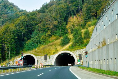 Slovenya Altgeçit tünelde olan yol.