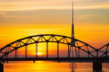 Riga, Letonya - 27 Aralık 2017: Romantik gündoğumu, Letonya Riga'da Daugava Nehri üzerinde Vansu köprü.