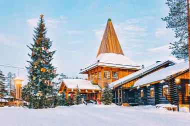 Santa Claus Santa Claus köyde Rovaniemi Lapland Finland'deki / daki ofiste.