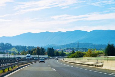 Doğal manzara ile yolun Slovenya arabalara. Julian Alps arka planda.