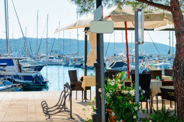 Kaldırım sokak kafe Adriyatik Denizi ve Marina Izola, Slovenya