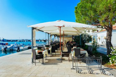 Kaldırım sokak kafe Adriyatik Denizi ve Marina Izola, Slovenya