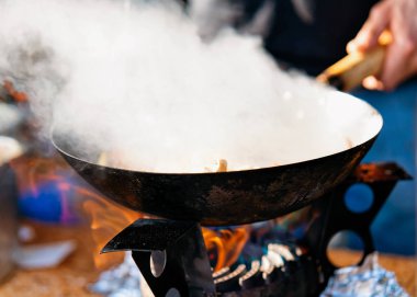 Arka sokak gıda pazarında wok karıştırma gıda.