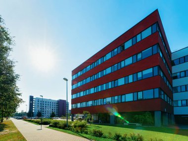 Günbatımı ve Modern kurumsal iş ofis binası gökdelen kavramı.