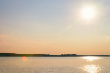Gün batımı göl üzerinde. Romantik sahne kavramı.