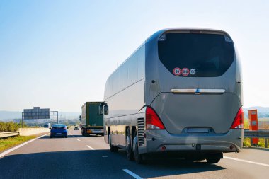 Turist otobüsü Polonya yolda. Seyahat kavramı.