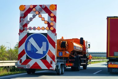 Şu yansıtıcı yön yol işareti aşağı ok karayolu Polonya taşıyan kamyon.