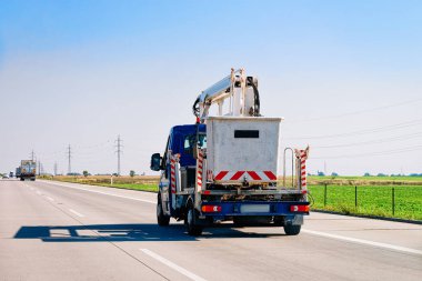 Slovenya asfalt yol ile vinç ve çöp konteyner römork taşıyan kamyon.