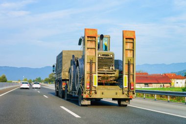 Kamyon römork ışınlama Slovenya Otoban yol tarım traktör taşıyan hauler ile.