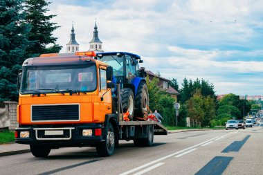 Kamyon römork ışınlama tarım traktör Polonya'da yolda taşıyan hauler ile.