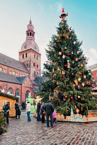 Riga Letônia Dezembro 2015 Pessoas Mercado Natal Praça Dome Com — Fotografia de Stock