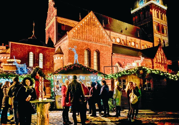 Riga Latvia December 2015 People Night Christmas Market Dome Square — Stock Photo, Image