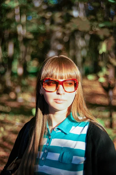 Retrato Uma Jovem Usando Óculos Sol Parque Moscou Rússia — Fotografia de Stock