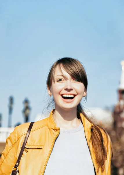 Portret Młodej Dziewczyny Szczęśliwy Uśmiechający Się Ulicy Moskwie Rosji Dama — Zdjęcie stockowe