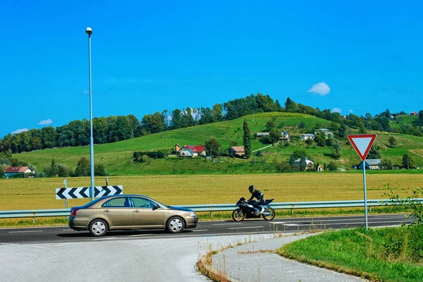 Landskap Med Kullar Och Bil Och Motorcykel Vägen Maribor Slovenien — Stockfoto