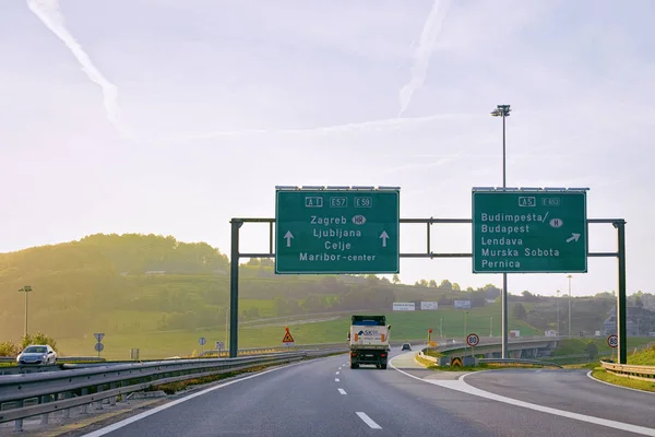 Maribor Slovenien September 2018 Styrelser Vägmärket Vägen Highway Slovenien — Stockfoto